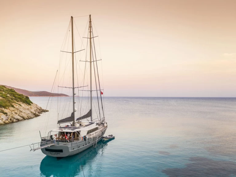 Sailboat to hire Lávrio at the best price