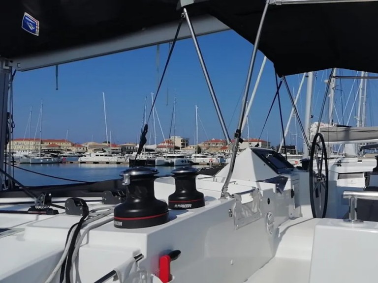 Catamaran to hire Nikiána at the best price