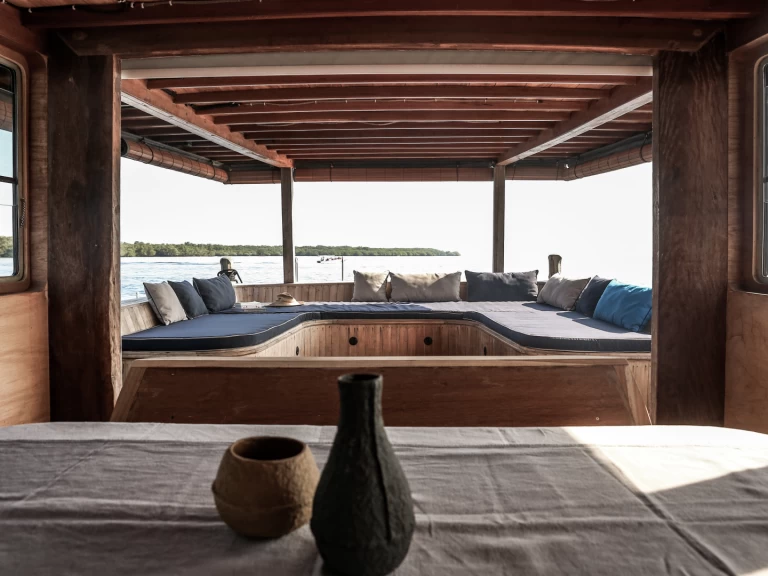 Yacht hire Komodo cheap 66FT