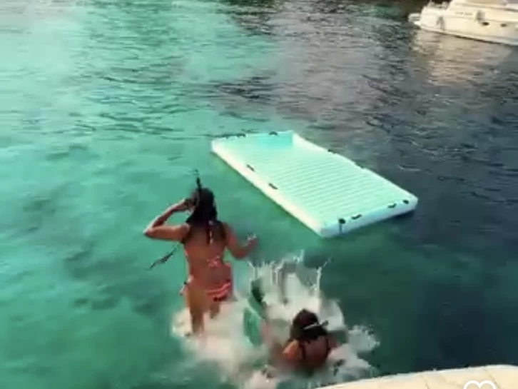 Hire a Four Winns Sundowner 285 Cannes