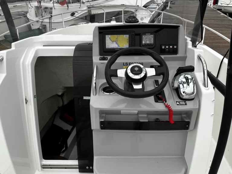 Hire Motorboat with or without skipper Jeanneau Saint-Gilles-Croix-de-Vie