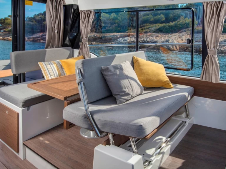 Hire Motorboat Jeanneau with a boat licence