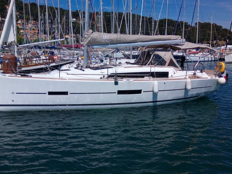 Sailboat hire in Bormes-les-Mimosas - Dufour Dufour 382 Grand Large
