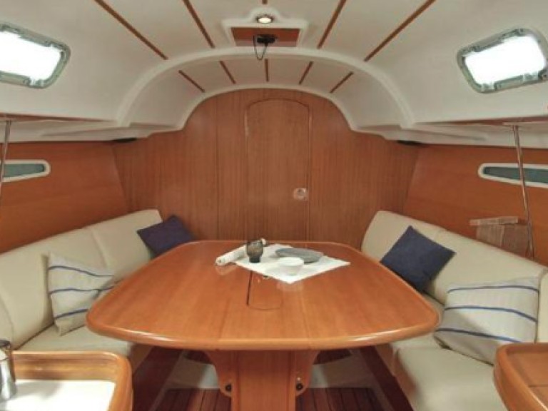 Charter a Bénéteau FIRST 31,7 in La Trinité-sur-Mer on Samboat
