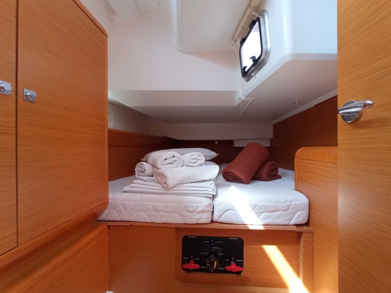 Hire Sailboat Jeanneau with a boat licence