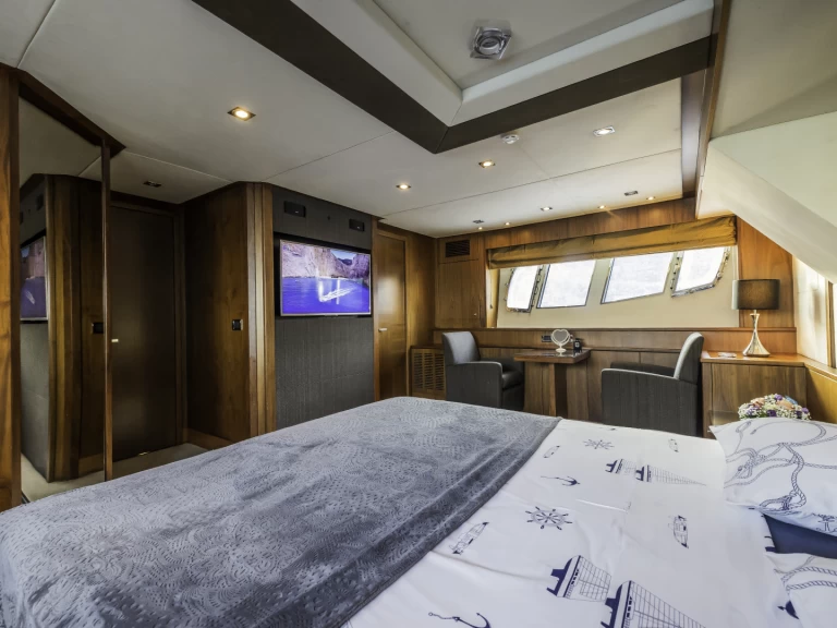 Sunseeker Sunseeker Yacht 86 charter bareboat or skippered in  Dubrovnik
