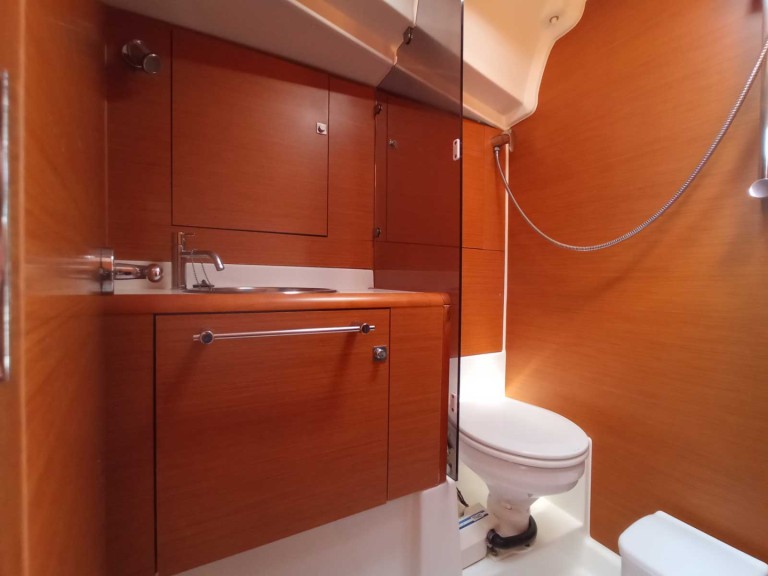 Hire Sailboat Jeanneau with a boat licence