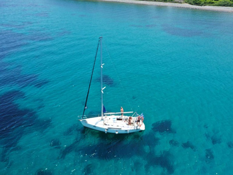 Yacht charter Nikiána - Bénéteau Oceanis 37 on SamBoat