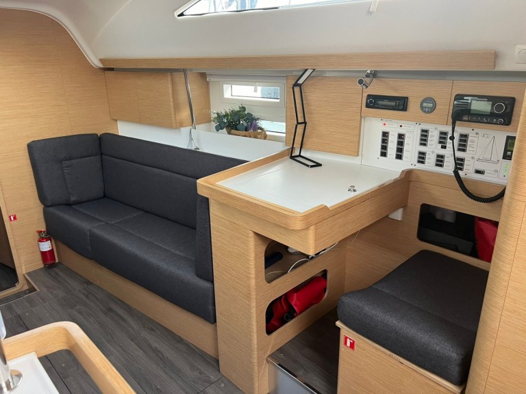 Sailboat to hire Alimos at the best price