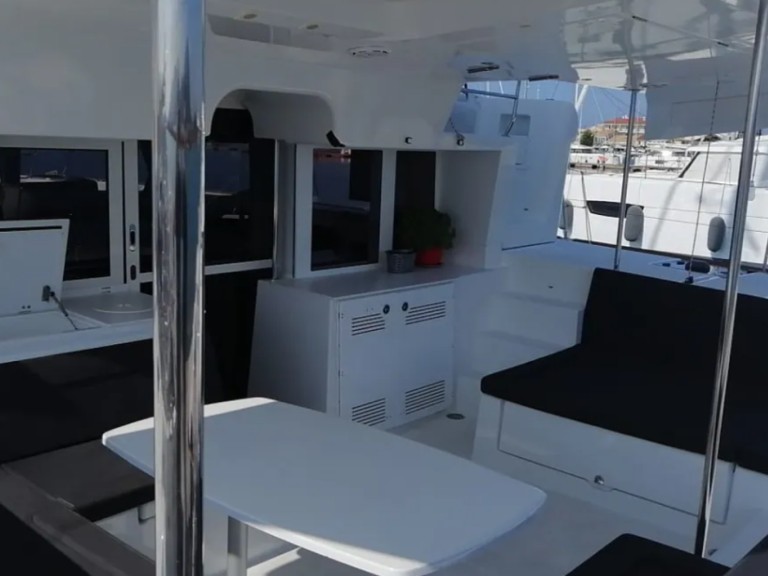 Hire Catamaran Lagoon with a boat licence