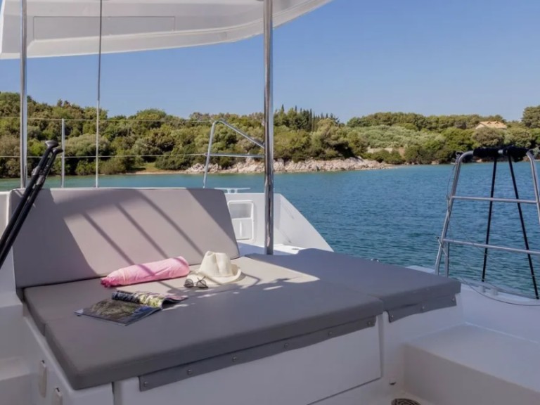 Catamaran to hire Nikiána at the best price