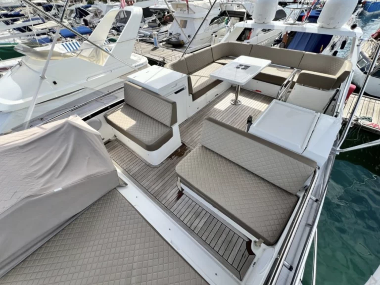 Hire Luxury Yacht Galeon with a boat licence