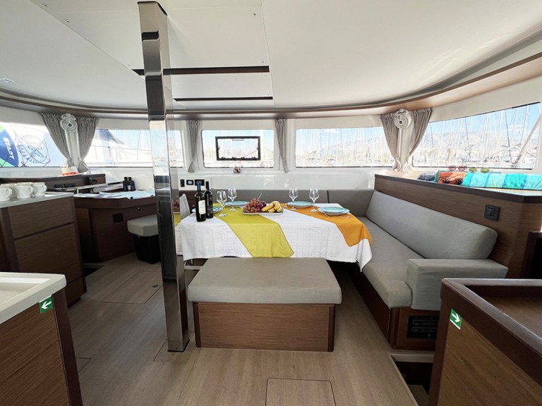 Hire Catamaran Lagoon with a boat licence