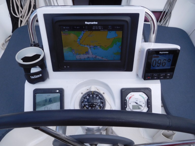 Charter a Bénéteau Oceanis 31 in Poole on Samboat