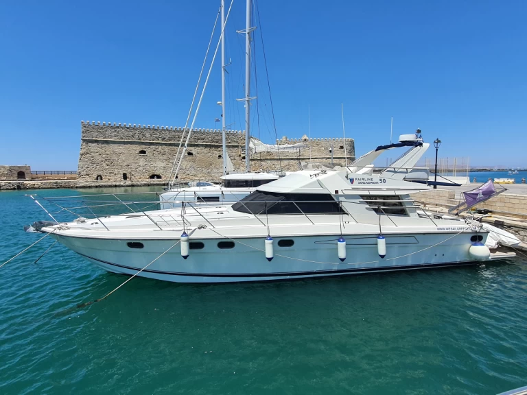 Hire Luxury Yacht Fairline with a boat licence