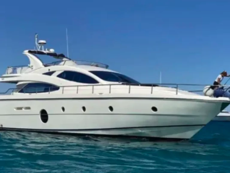 Luxury Yacht to hire Saint-Tropez at the best price