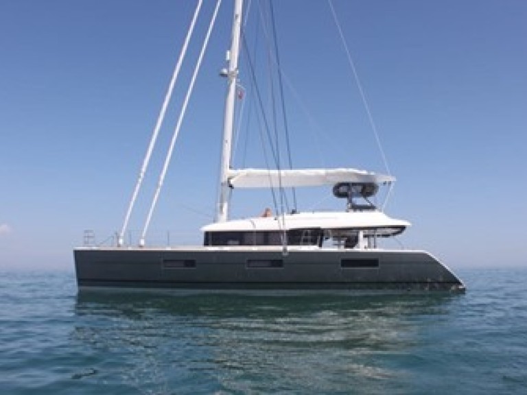 Catamaran to hire Playa de Talamanca at the best price