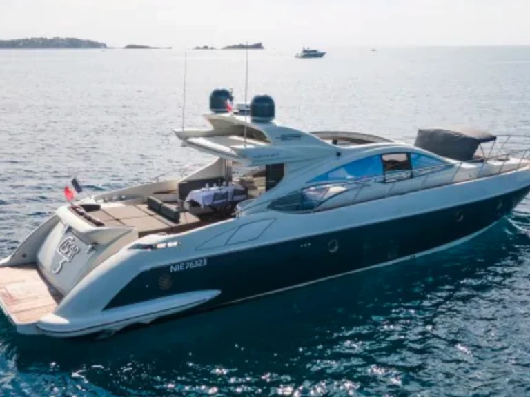 Yacht hire Saint-Tropez cheap Azimut 68 S