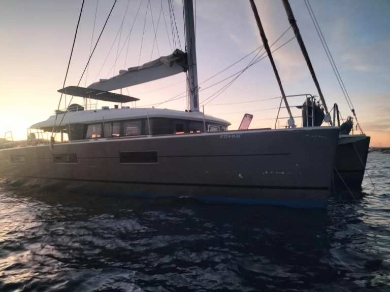Charter a Lagoon Lagoon 620 in Playa de Talamanca on Samboat