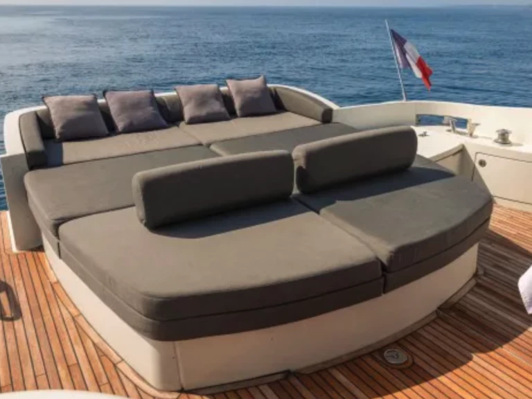 Hire Luxury Yacht with or without skipper Azimut Saint-Tropez