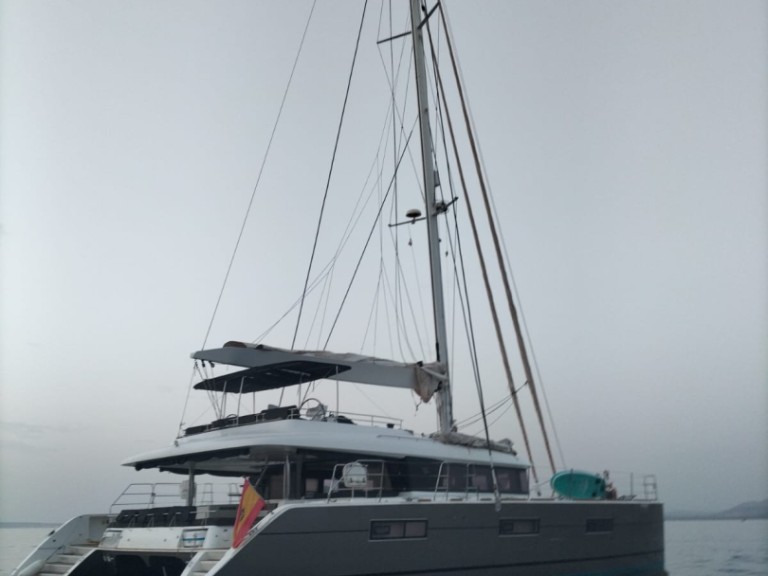 Catamaran to hire Playa de Talamanca at the best price