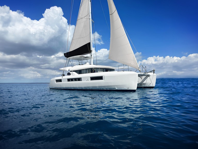 Hire Catamaran Lagoon with a boat licence