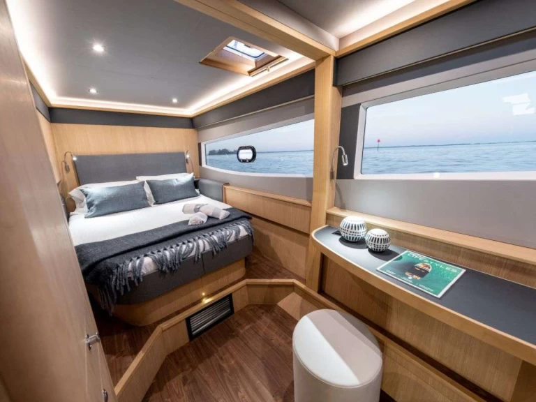 Luxury Yacht hire in Lávrio - Aquila Aquila 42