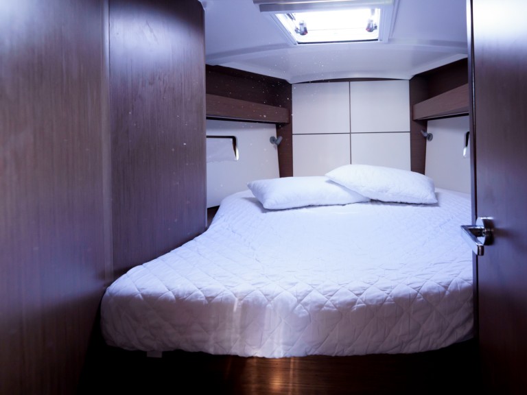 Charter a Bénéteau Oceanis 40.1 in Lefkáda on Samboat