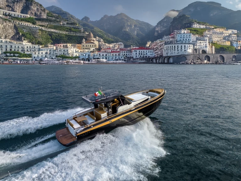 Motorboat hire in Porto di Amalfi Marina Coppola - Allure 38