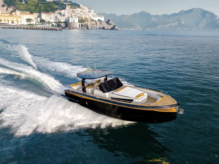 Motorboat to hire Porto di Amalfi Marina Coppola at the best price