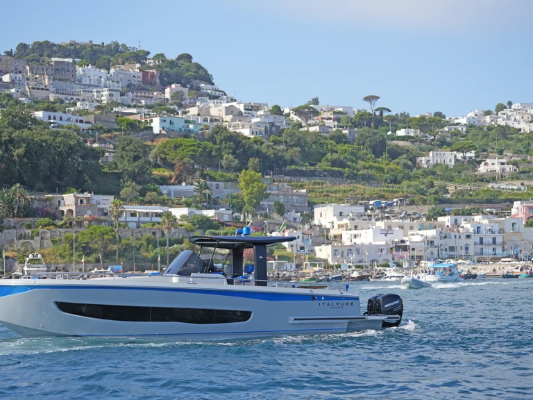 Charter a Allure Allure 38 in Porto de Sorrento on Samboat