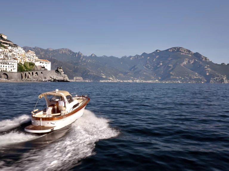Charter a Mimi Libeccio 8.5WA in Porto di Amalfi Marina Coppola on Samboat