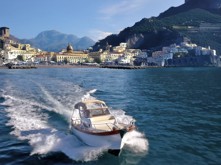 Hire Motorboat Mimi with a boat licence