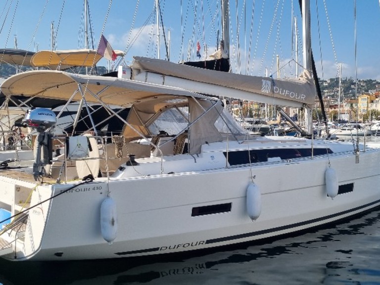 Yacht charter Golfe-Juan - Dufour Dufour 430 on SamBoat