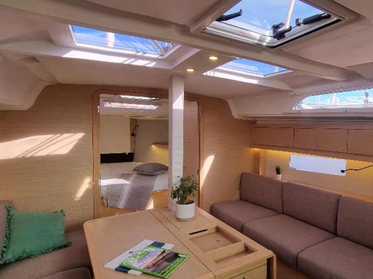 Sailboat hire in Golfe-Juan - Dufour Dufour 37