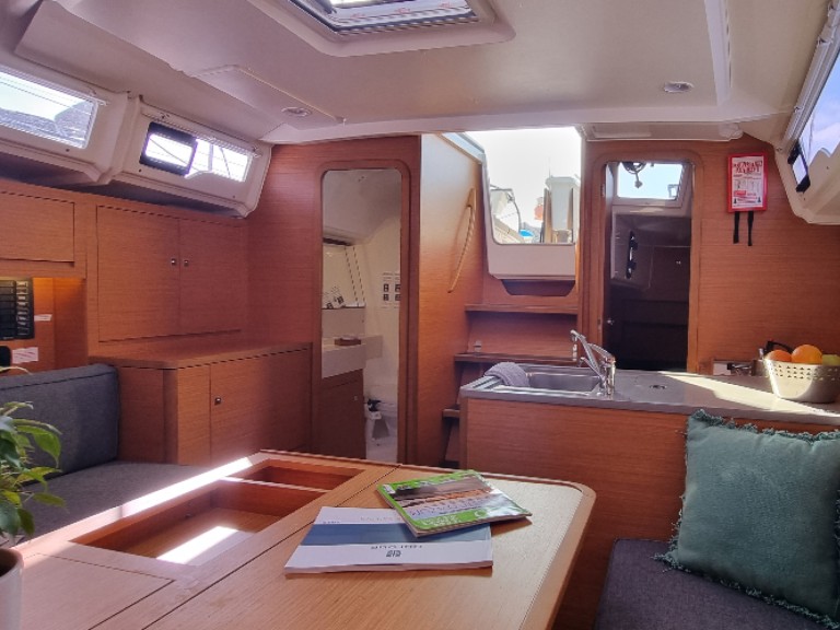 Sailboat hire in Golfe-Juan - Dufour Dufour 37