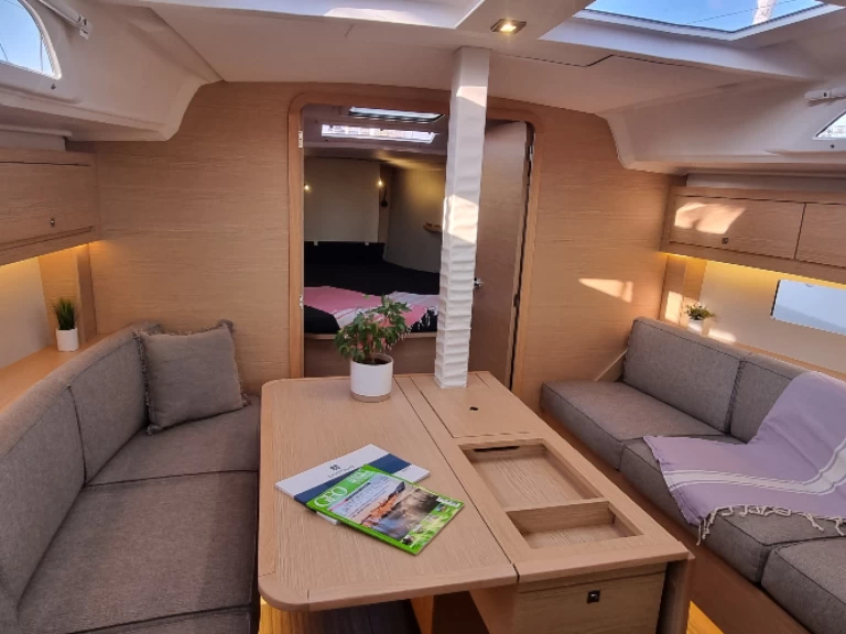 Charter a Dufour Dufour 37 in Golfe-Juan on Samboat