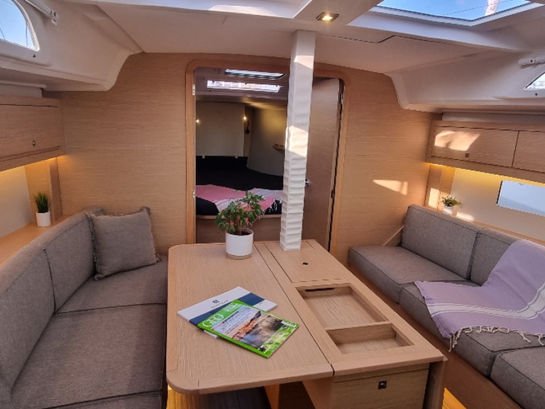 Charter a Dufour Dufour 37 in Golfe-Juan on Samboat