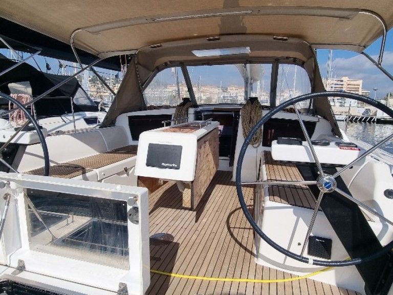 Sailboat hire in Golfe-Juan - Dufour Dufour 430