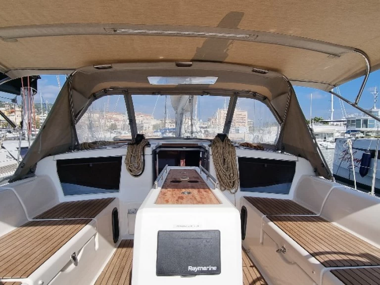 Charter a Dufour Dufour 430 in Golfe-Juan on Samboat