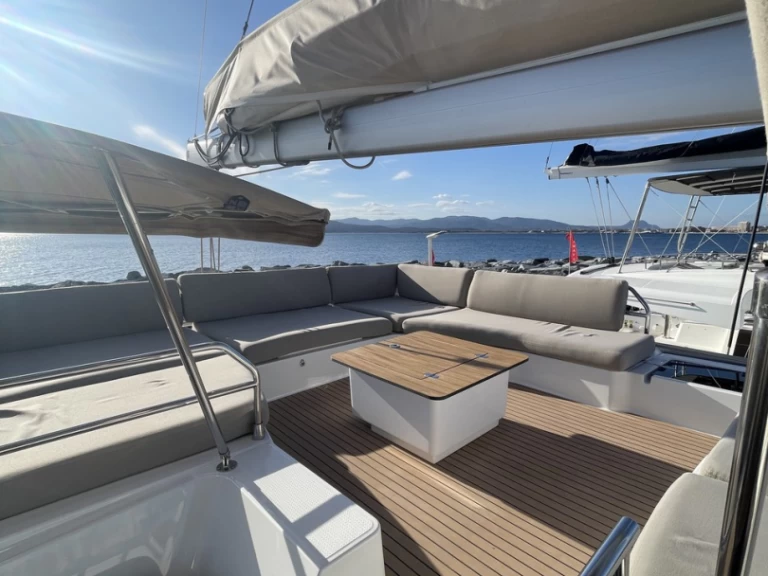 Yacht charter Saint-Raphaël - Fountaine Pajot Aura 51 on SamBoat
