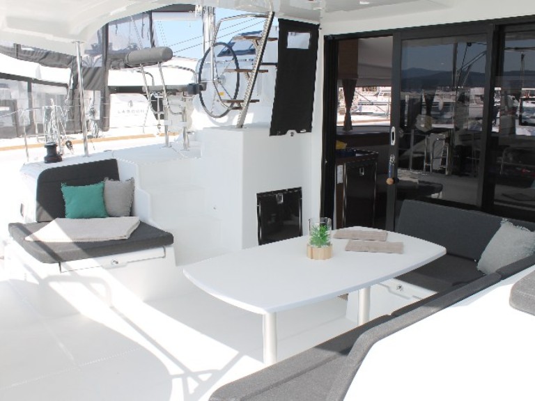 Hire Catamaran Lagoon with a boat licence