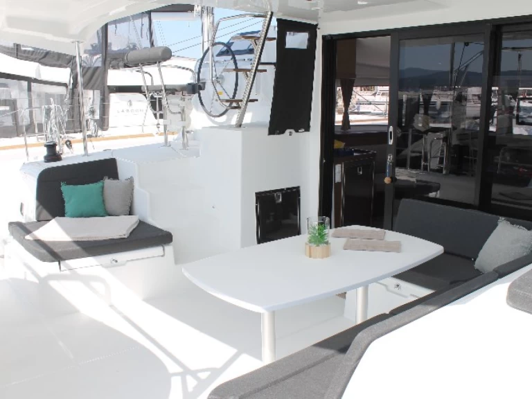 Hire Catamaran Lagoon with a boat licence