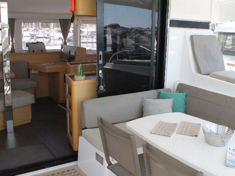 Yacht charter Saint-Raphaël - Lagoon Lagoon 42 on SamBoat