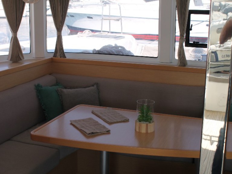 Yacht hire Saint-Raphaël cheap Lagoon 42