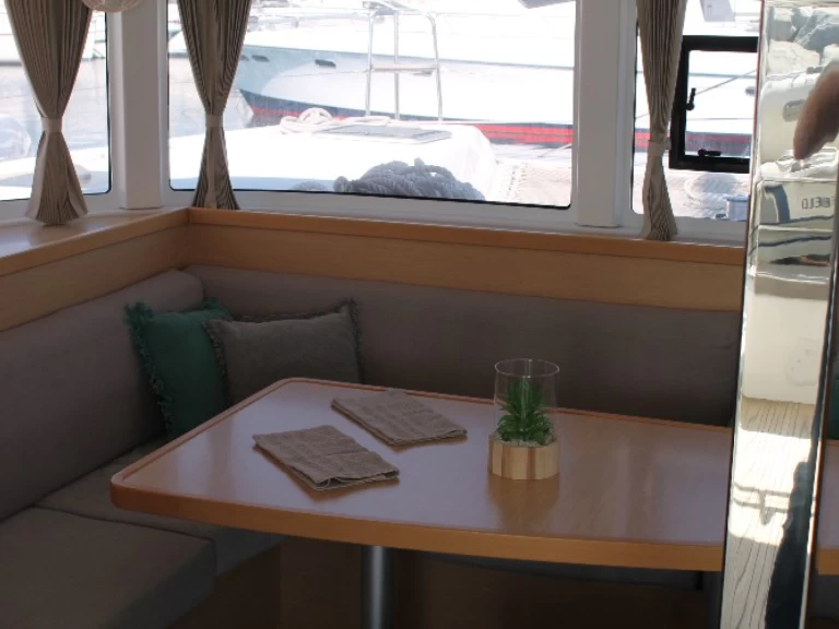 Yacht hire Saint-Raphaël cheap Lagoon 42