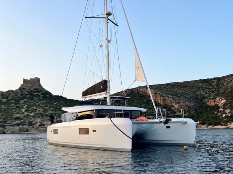 Hire Catamaran Lagoon with a boat licence