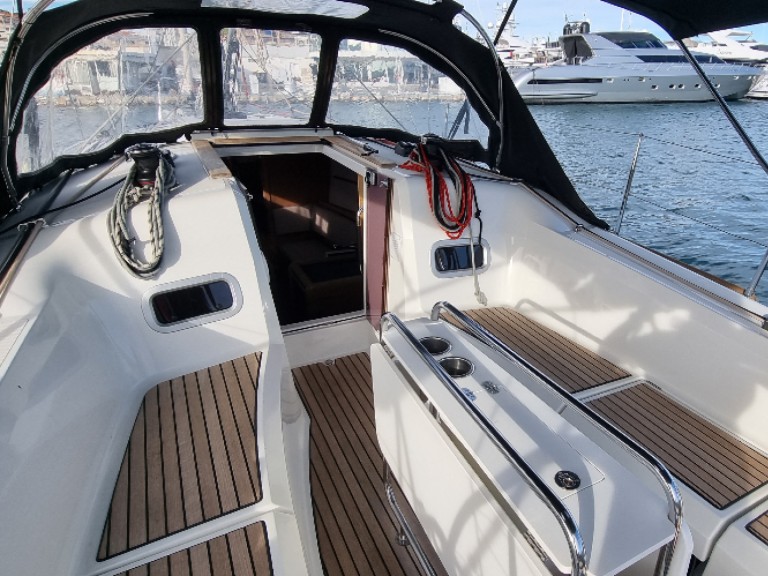 Hire Sailboat Jeanneau with a boat licence