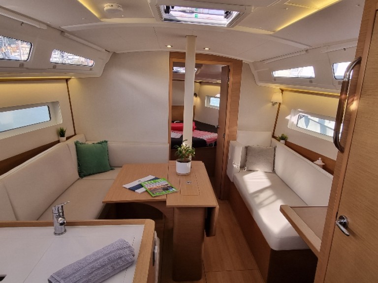 Yacht charter Golfe-Juan - Jeanneau Sun Odyssey 380 on SamBoat