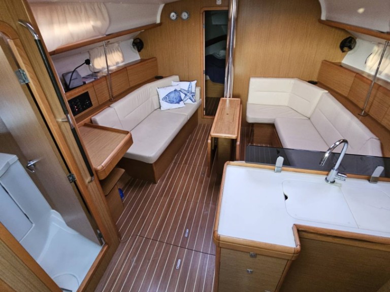 Sailboat to hire Kallithea at the best price